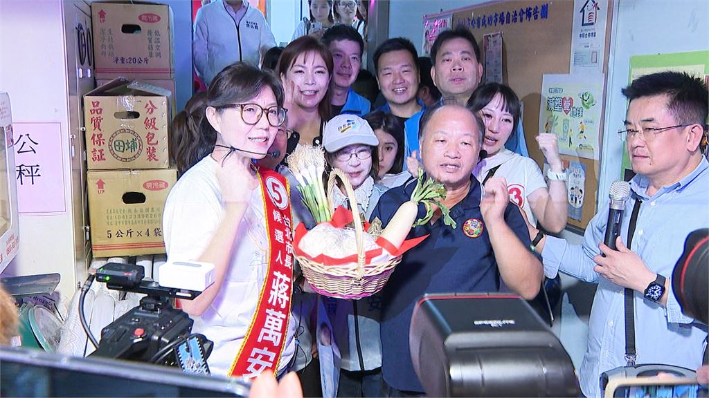 石舫亘代夫掃街! 記者「被蔣團隊攝影架拐子」