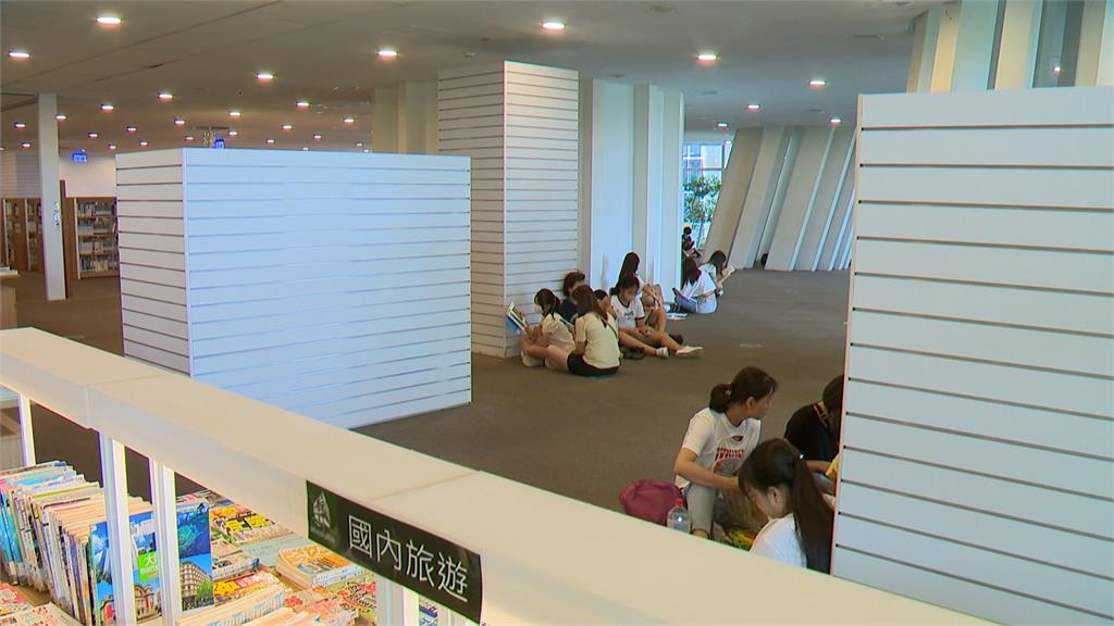 高雄市總圖閱覽區假日一位難求 「插座」位置超搶手