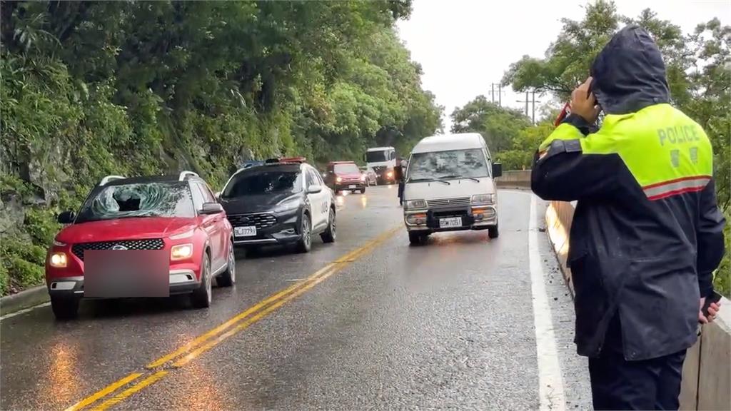宜蘭蘇花改巨石掉落砸中轎車　車內一家三口２人受傷送醫