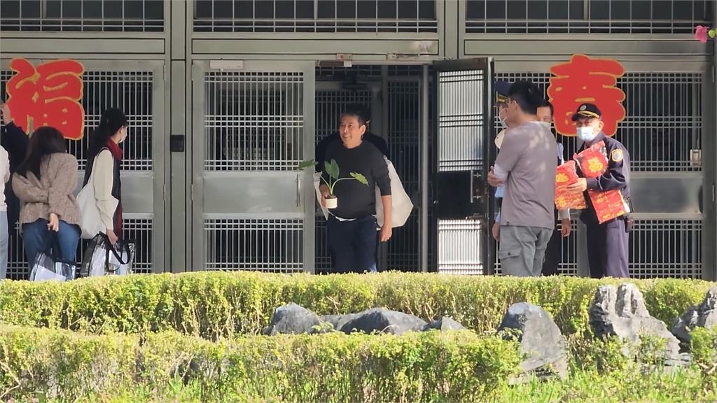 服刑1151天!鈕承澤獲假釋回家過年 滿臉笑容步出監獄