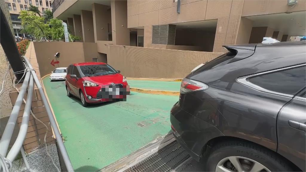 休旅車"倒退嚕"連撞2車 再撞分隔島癱瘓高醫停車場