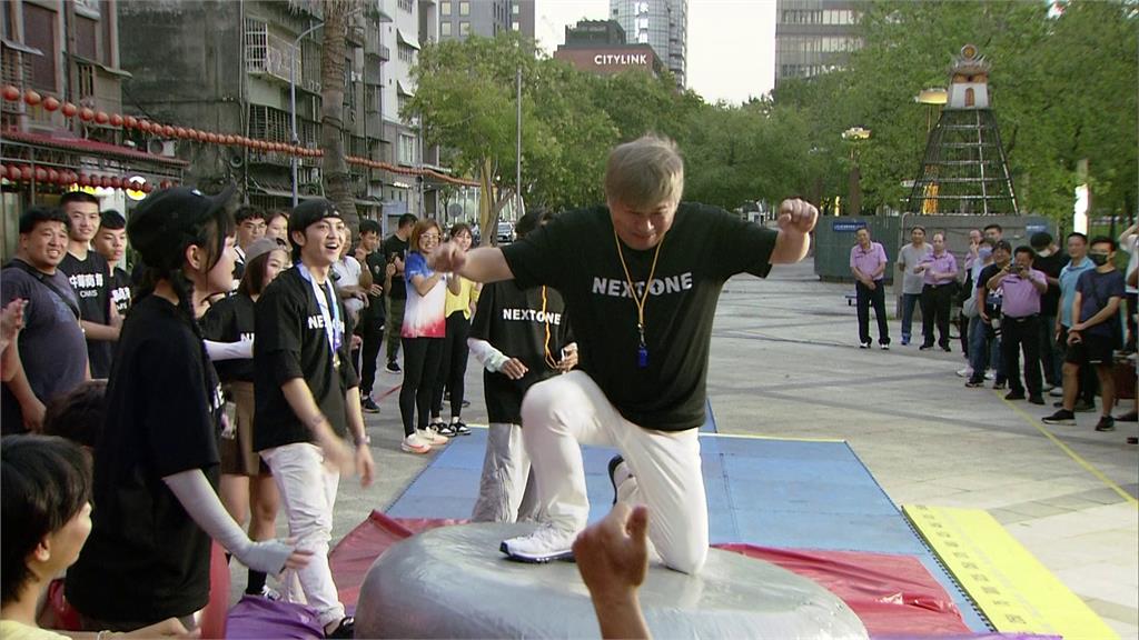 《綜藝大集合》錄影藝人遭砸生雞蛋！郭忠祐被砸得滿臉蛋液