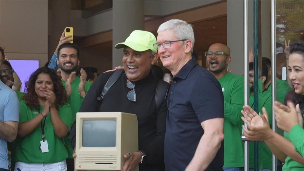 印度首間蘋果旗艦店開幕　執行長庫克親開門迎客