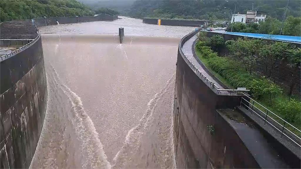 康芮颱風挾豪雨! 石門水庫開啟溢洪道、員山子分洪道啟動第5次分洪