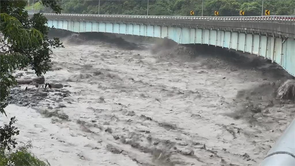 高雄玉穗溪爆發土石流　明霸克露橋遭沖毀估週一搶通
