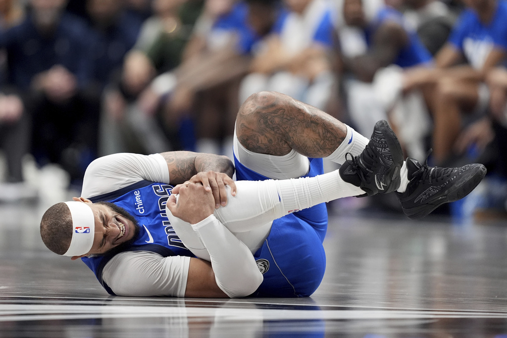 NBA(影)/球迷不滿唐77交易舉牌抗議被請出場 獨行俠還遭國王準絕殺