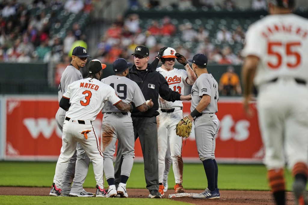 MLB(影)/他直接被「騎到頭上」超火!洋基金鶯板凳清空場面一觸即發