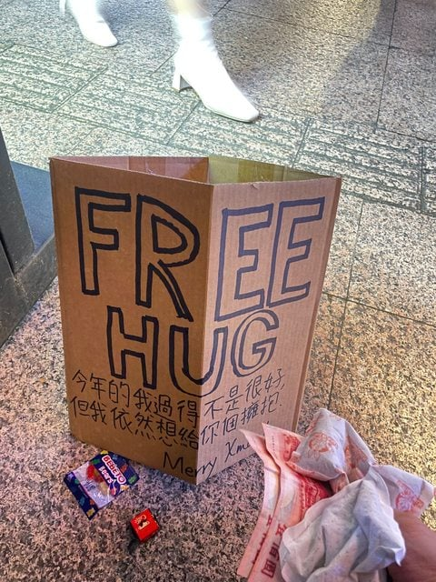 男子生活不順遂!在耶誕節「做1舉動」路人秒塞200元幫打氣