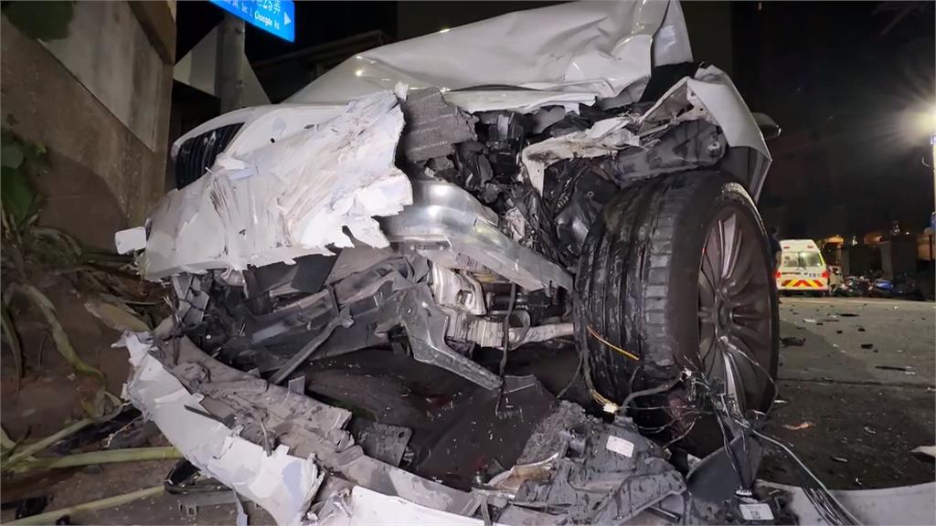 台中多元計程車右轉遭追撞　苗栗機車碰撞　8旬翁送醫