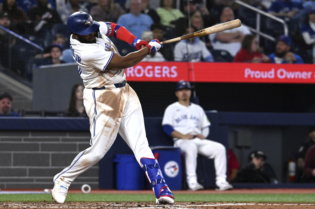 MLB(影)/賠了夫人又折兵! 藍鳥輸掉比賽主砲還因一壘守備劈腿傷退