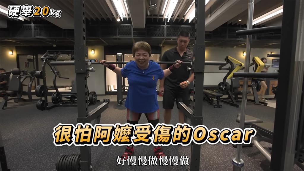 62歲阿嬤扛80公斤槓鈴深蹲 「笑說太輕了」教練嚇壞:你以前搬磚的?