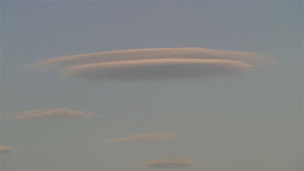 飛碟雲奇景掛天空　南部民眾驚呼拍照留念