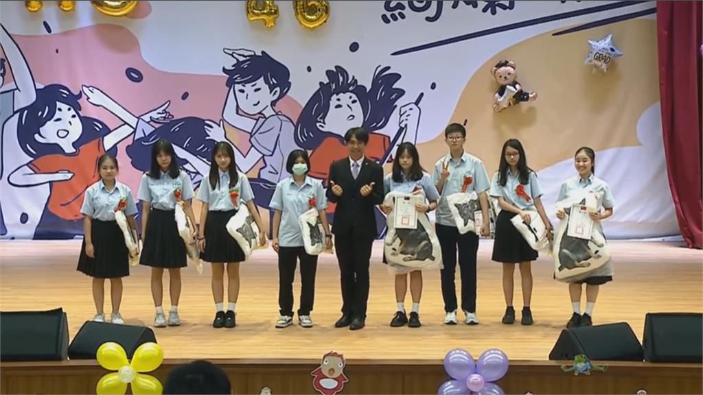 喜迎畢業季! 高雄左營高中贈「限量校狗抱枕」