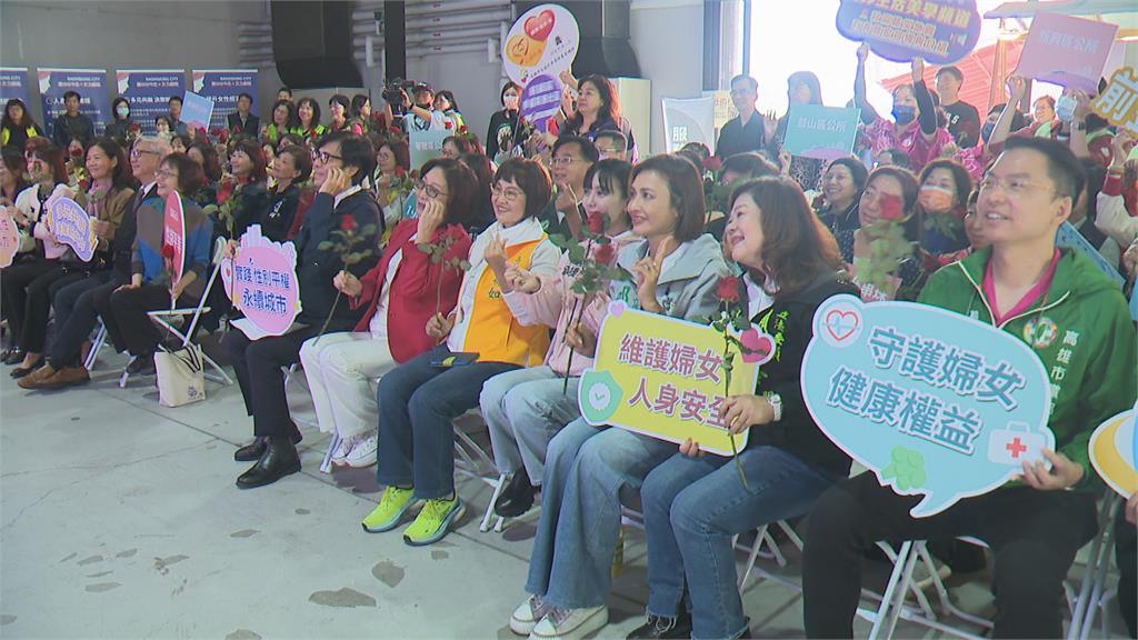 38婦女節高雄性平政策成果佳 陳其邁贈玫瑰表達對女性感謝