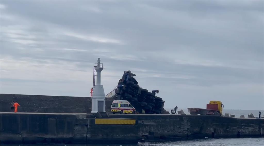 最新／台東新港漁港意外！吊車不慎翻覆釀1死1傷　畫面曝光