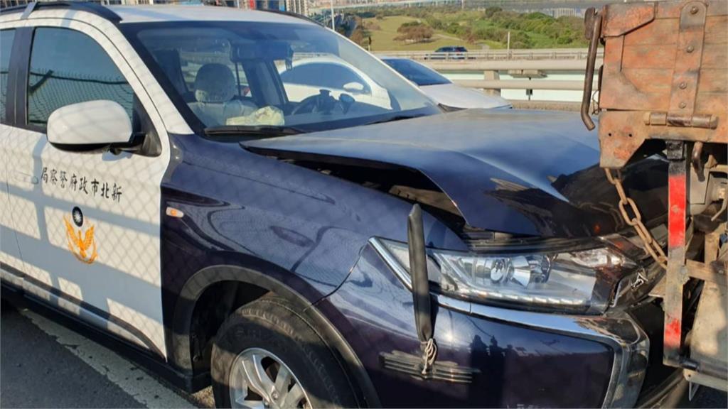 驚險瞬間曝!拋錨大貨車「倒退嚕」撞毀警車 女警尖叫逃命