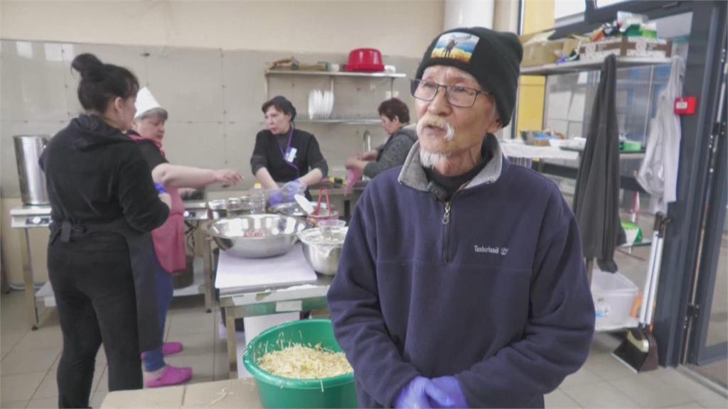 為善念隻身飛越大半個地球 日本75歲男哈爾科夫開咖啡廳免費供餐