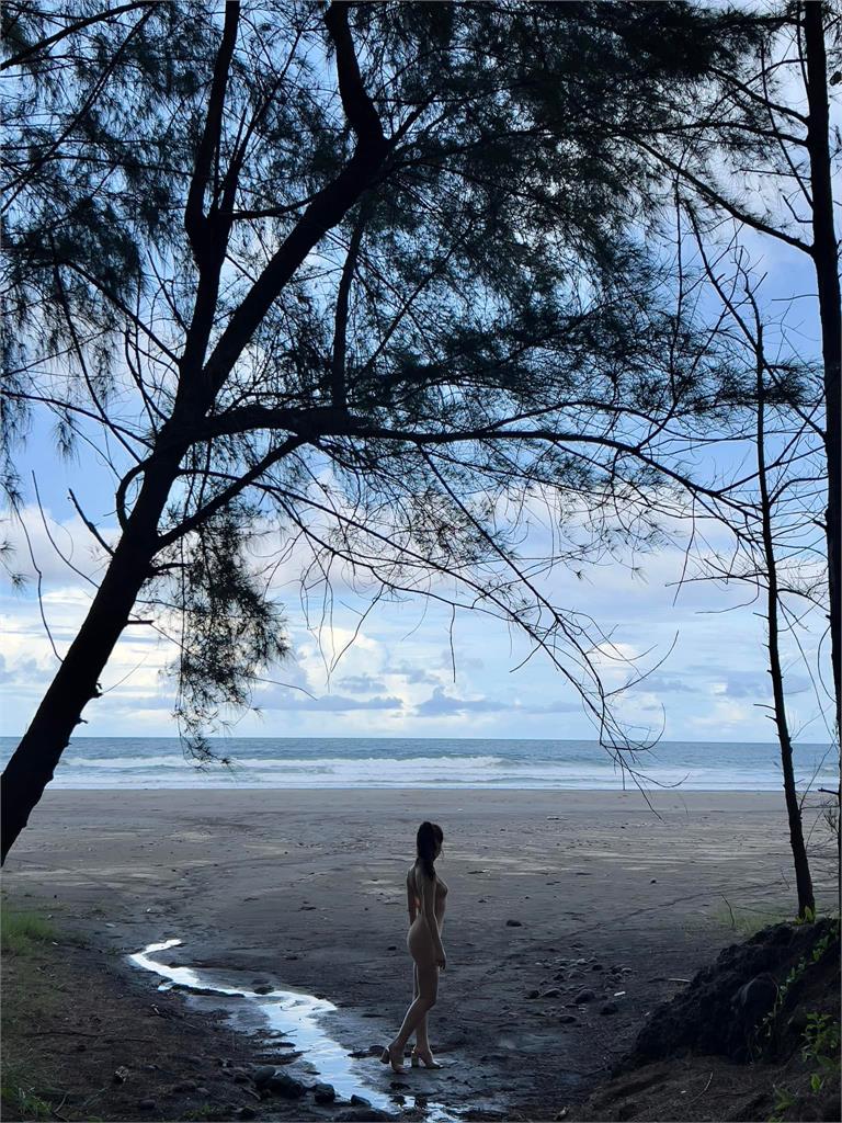 深夜限定福利!鄭家純曬海邊美景 驚見「裸色人形」粉絲暴動狂放大