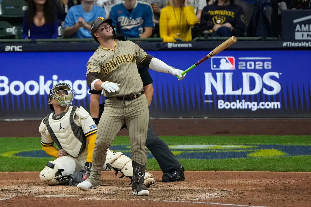 MLB(影)／太扯了！逆轉兩分砲竟被「屋頂接殺」　教士9局上從天堂掉到地獄