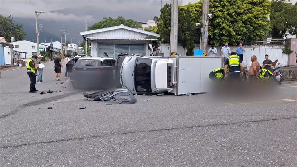 疑未減速禮讓！兩車路口「攔腰撞」　小貨車翻車駕駛一度受困