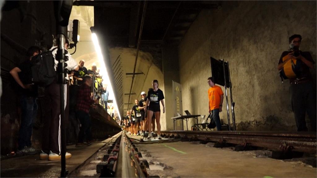 巴塞隆納地鐵100週年 200多位跑者隧道慢跑做愛心