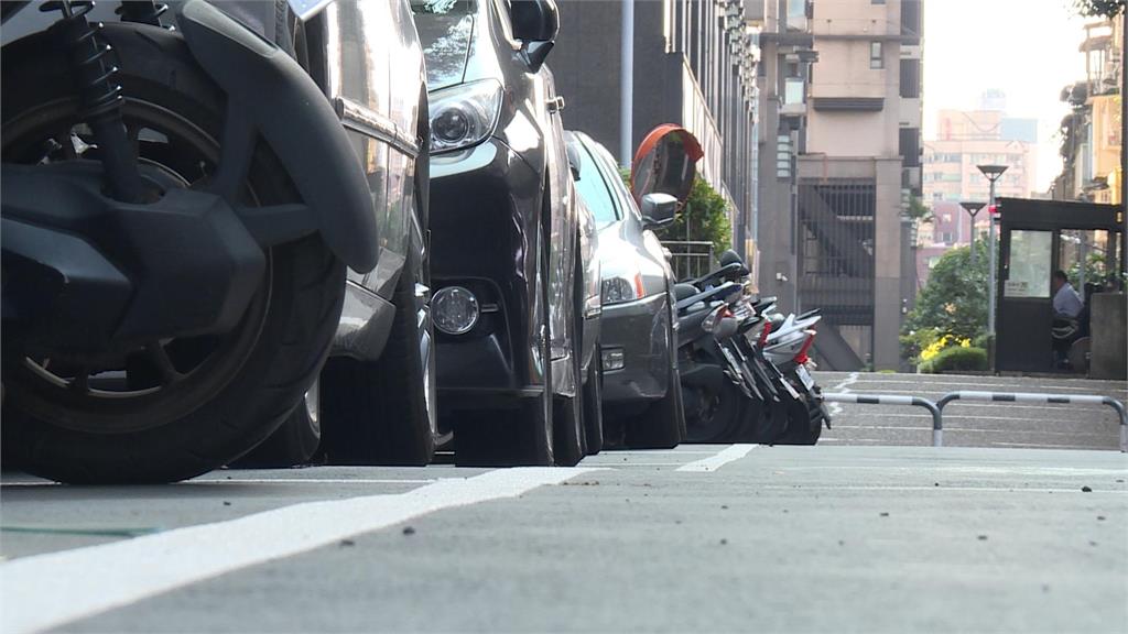 不滿搶不到車位？　男深夜持「矽利康」破壞鄰居車子　窗戶及雨刷黏死！
