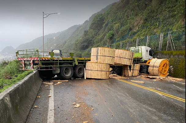 快新聞／新北瑞芳台2線「大卡車自撞山壁」電纜掉一地　雙向交通一度中斷