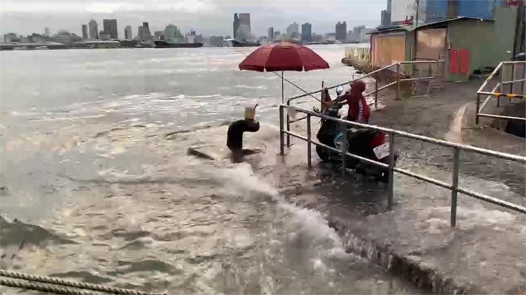 低壓帶影響+天文大潮！高雄旗津凌晨海水湧上岸