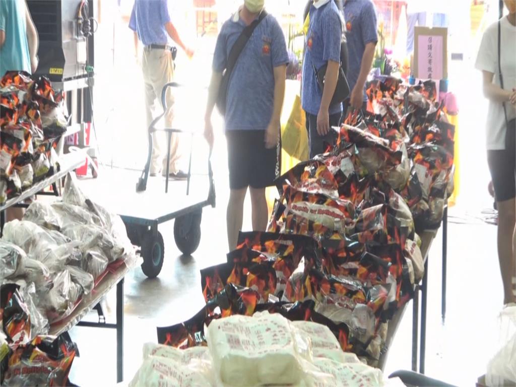 鹿港地藏王廟普度法會 備十全大補湯、堆麵包山.饅頭山祭拜