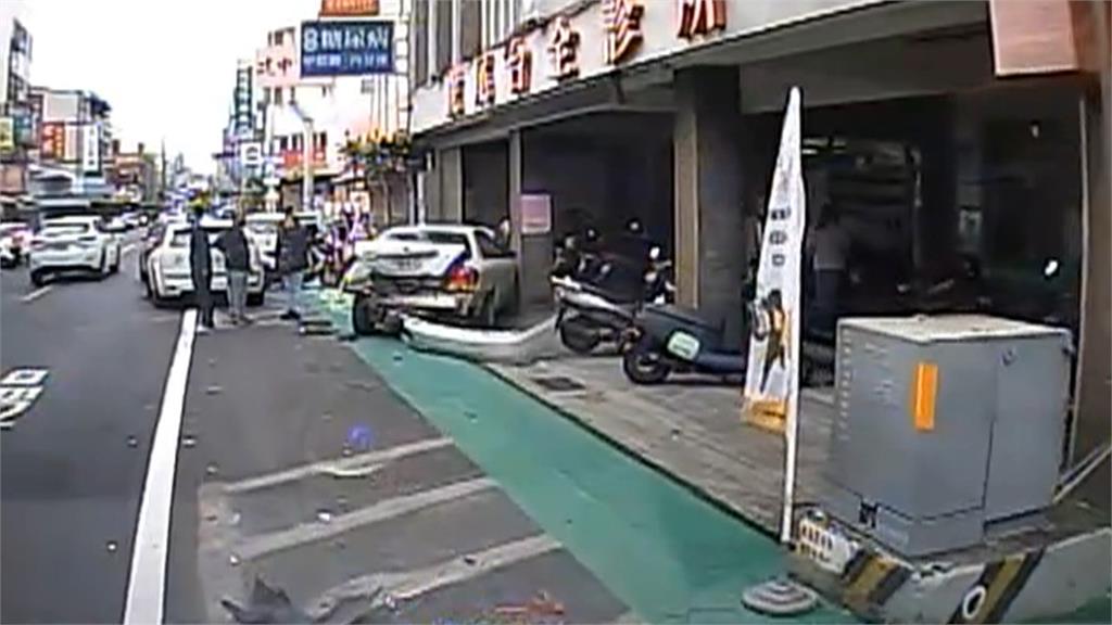 疑恍神肇禍! 女駕駛連撞4汽機車 路人遭波及被撞飛