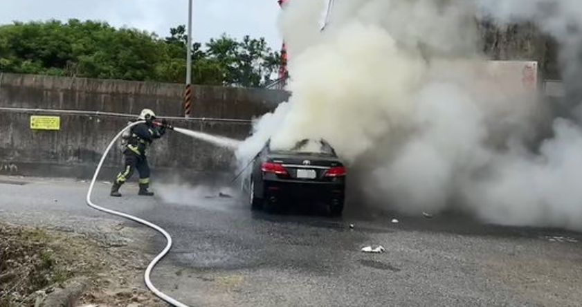 快新聞/苗栗新東大橋下驚見火燒車 車內1人焦燒黑身分待查