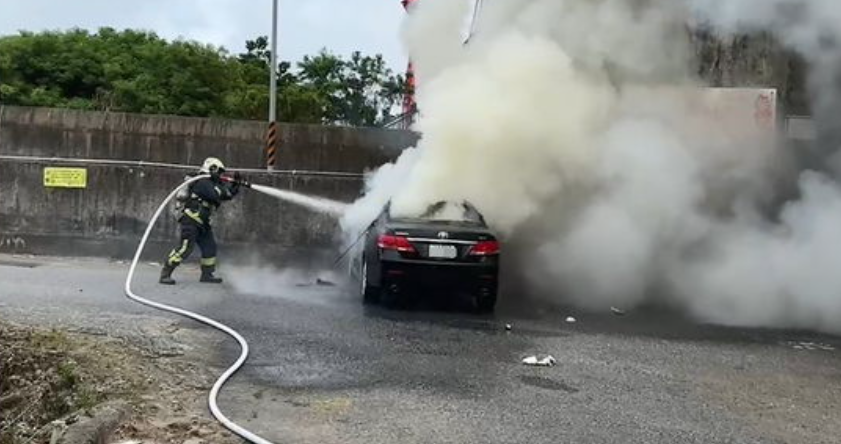 快新聞／苗栗新東大橋下驚見火燒車　車內1人焦燒黑身分待查