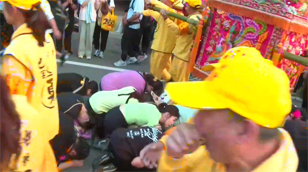 跟著女神跑!白沙屯媽祖刈香 民視團隊收集「感人故事+台人熱情」