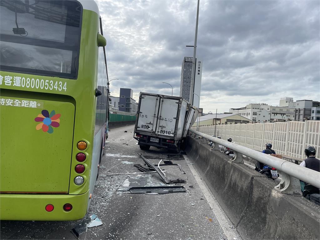 快新聞/新北三重中山橋「公車撞貨車」12人送醫 現場嚴重回堵畫面曝