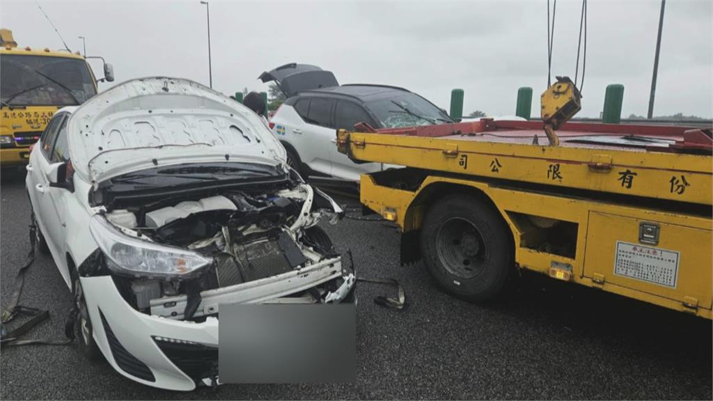 驚險瞬間！國3轎車「貼身閃過」女子 直撞拖吊車