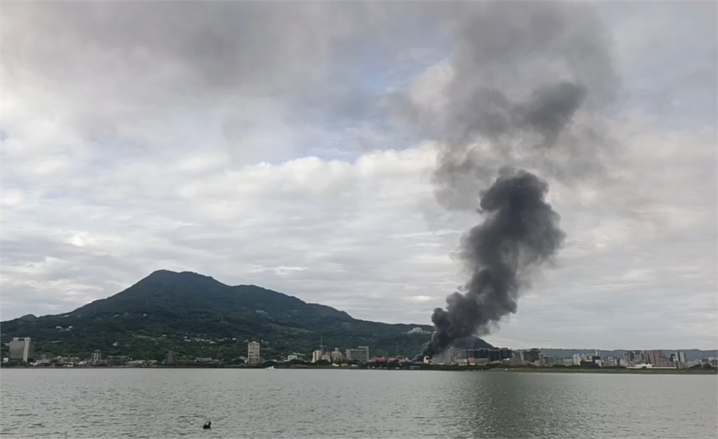 快新聞/新北八里連棟鐵皮工廠清晨大火幸無人傷 消防局籲民眾緊閉門窗