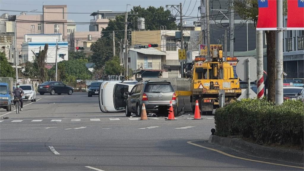 砰!　小貨車闖紅燈遭撞翻　直行小客車零件噴飛