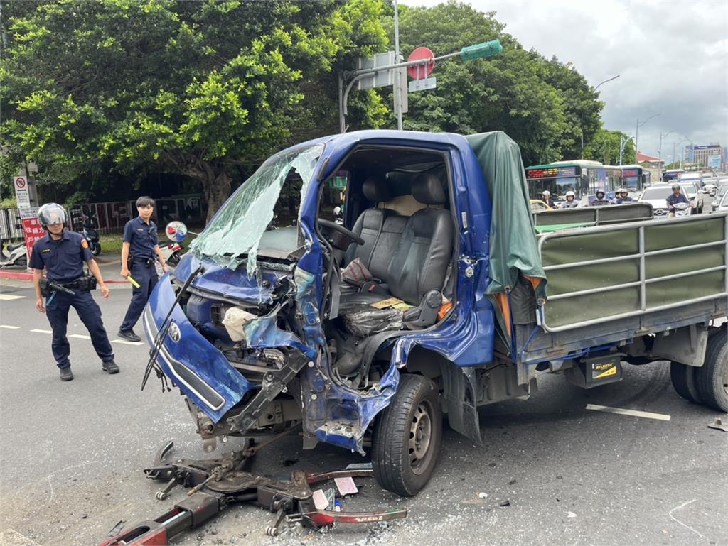 快新聞/嚇!北市公車轉彎「遭小貨車撞上」 駕駛雙腿骨折昏迷送醫