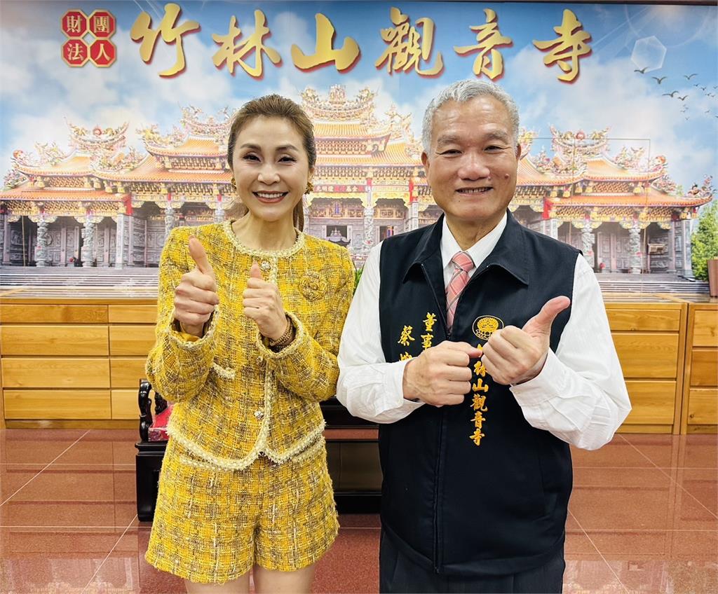 梁佑南走春開唱掀人潮！竹林山觀音寺花燈美翻　20年鐵粉告白惹淚