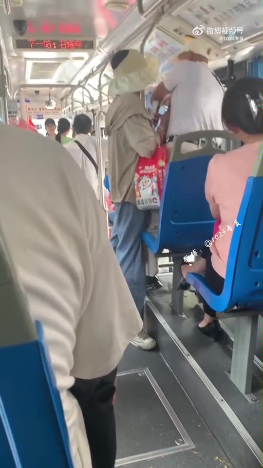 正妹Coser搭公車被轟噁心 中國老翁嗆「滾回日本」:沒父母教