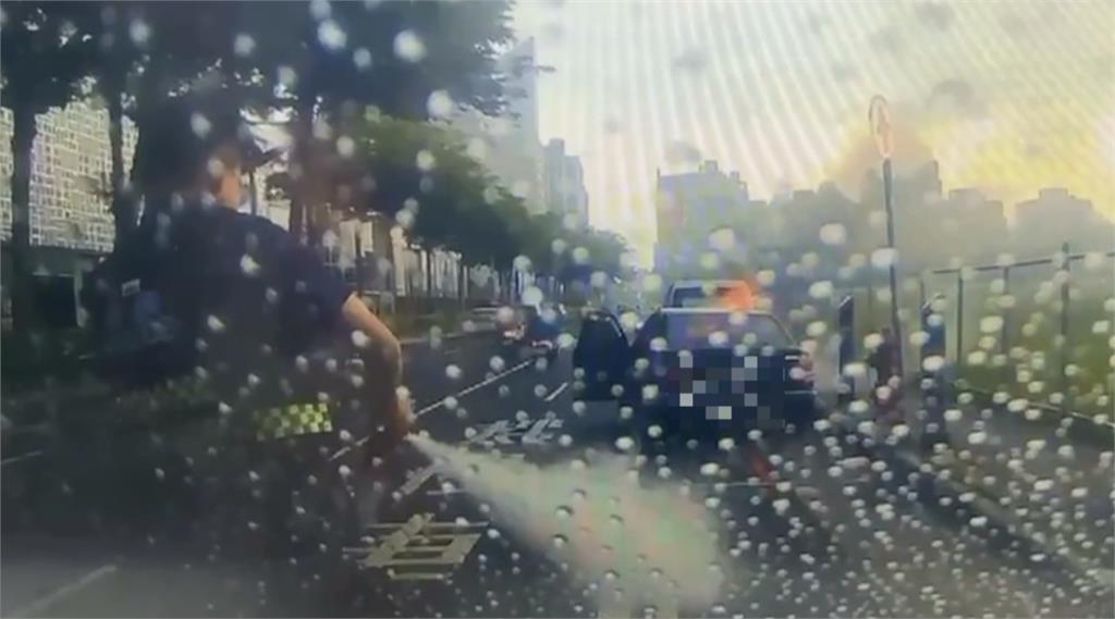 台南驚悚開到一半火燒車! 73翁急跳車 燒到一旁收費柱