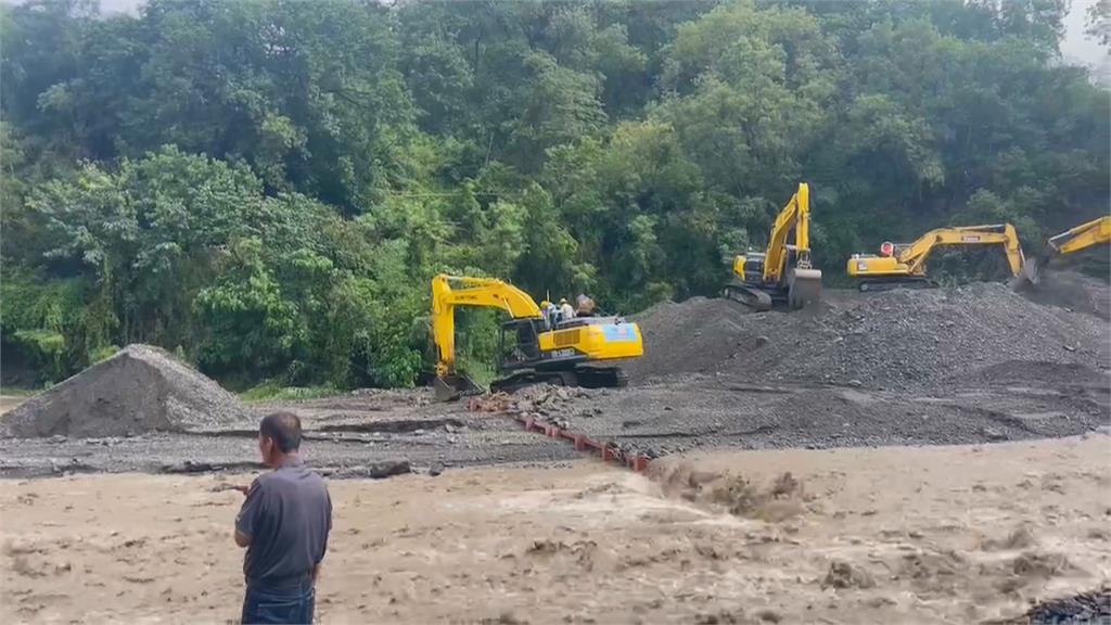 高雄茂林等三原鄉部落遭重創　多處校園堆積樹木殘枝與土石宛如小山丘