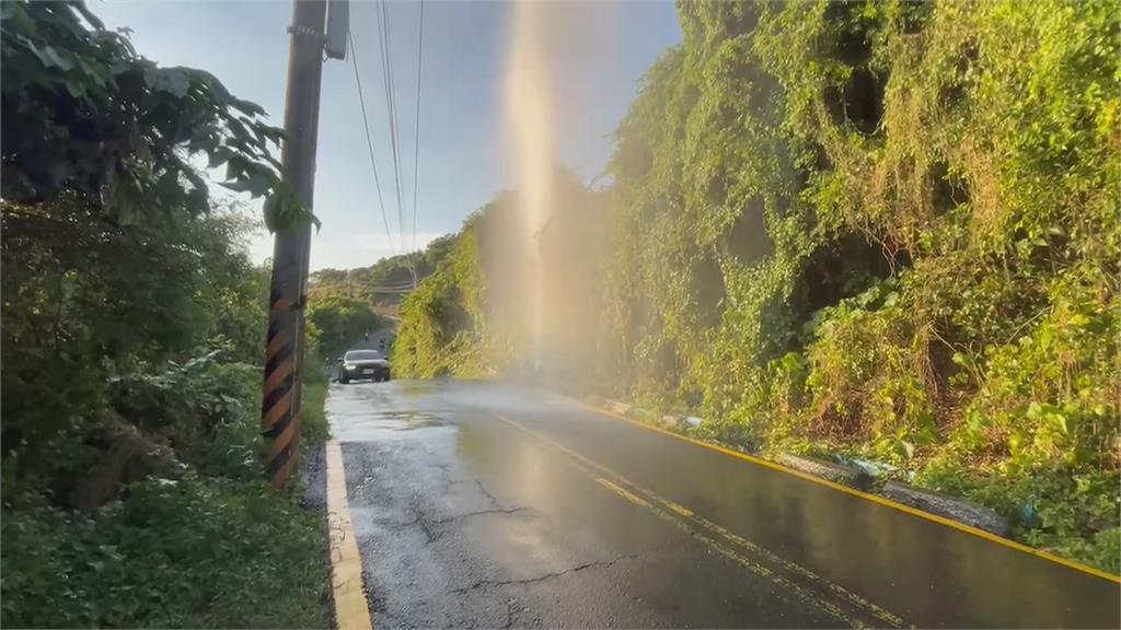 柴山噴溫泉？　原來是水管減壓閥被撞自來水噴出