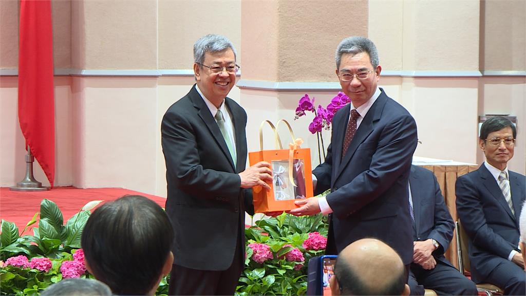 政院惜別茶會 陳建仁鞠躬感謝自許像蠟燭照亮台灣