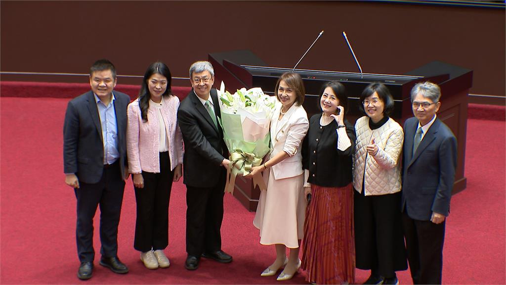 陳建仁任內最後總質詢綠委送祝福 「立院畢業照」同框韓國瑜比讚