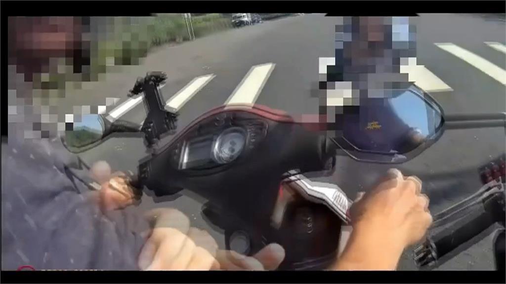 偷機車上山採筍！　警1秒拔鑰匙奪刀壓制男求饒「我哪敢砍你」