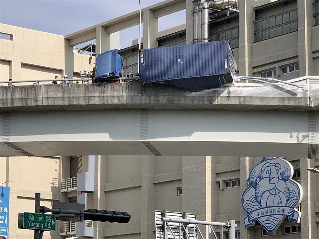 快新聞／高雄前鎮高架「貨櫃車翻覆」　車輛傾倒卡護欄「驚險畫面曝光」