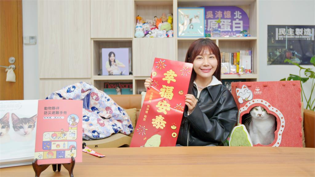 快新聞/鏟屎官快看!開箱動物避難包 吳沛憶「撸肥貓」超萌畫面曝光