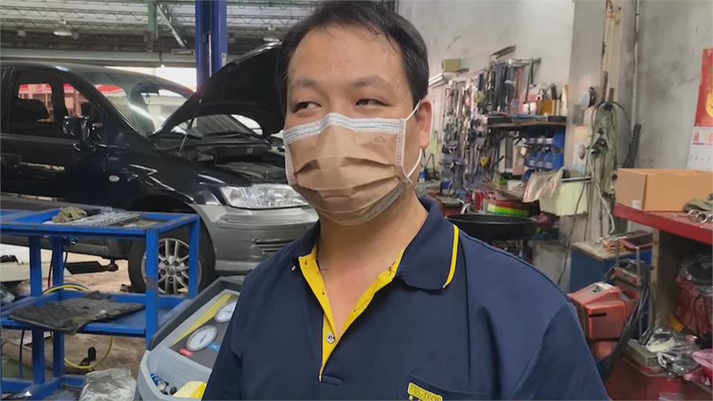 車主洗車場內擅自改車 下一秒...引擎爆炸起火