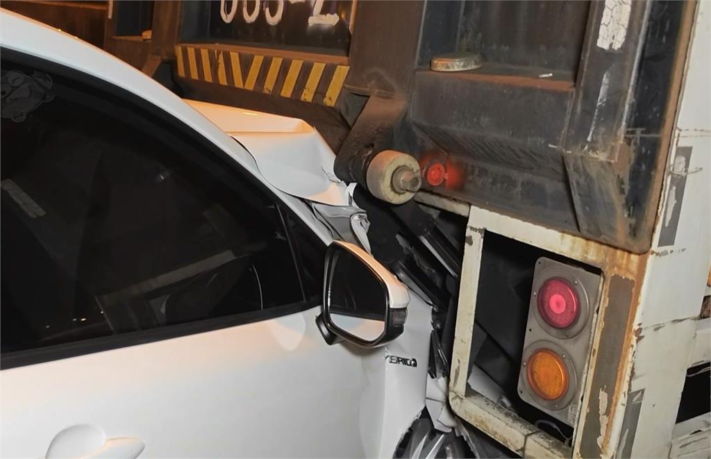 國1五股段連環追撞 休旅車被前後2輛大貨車包夾